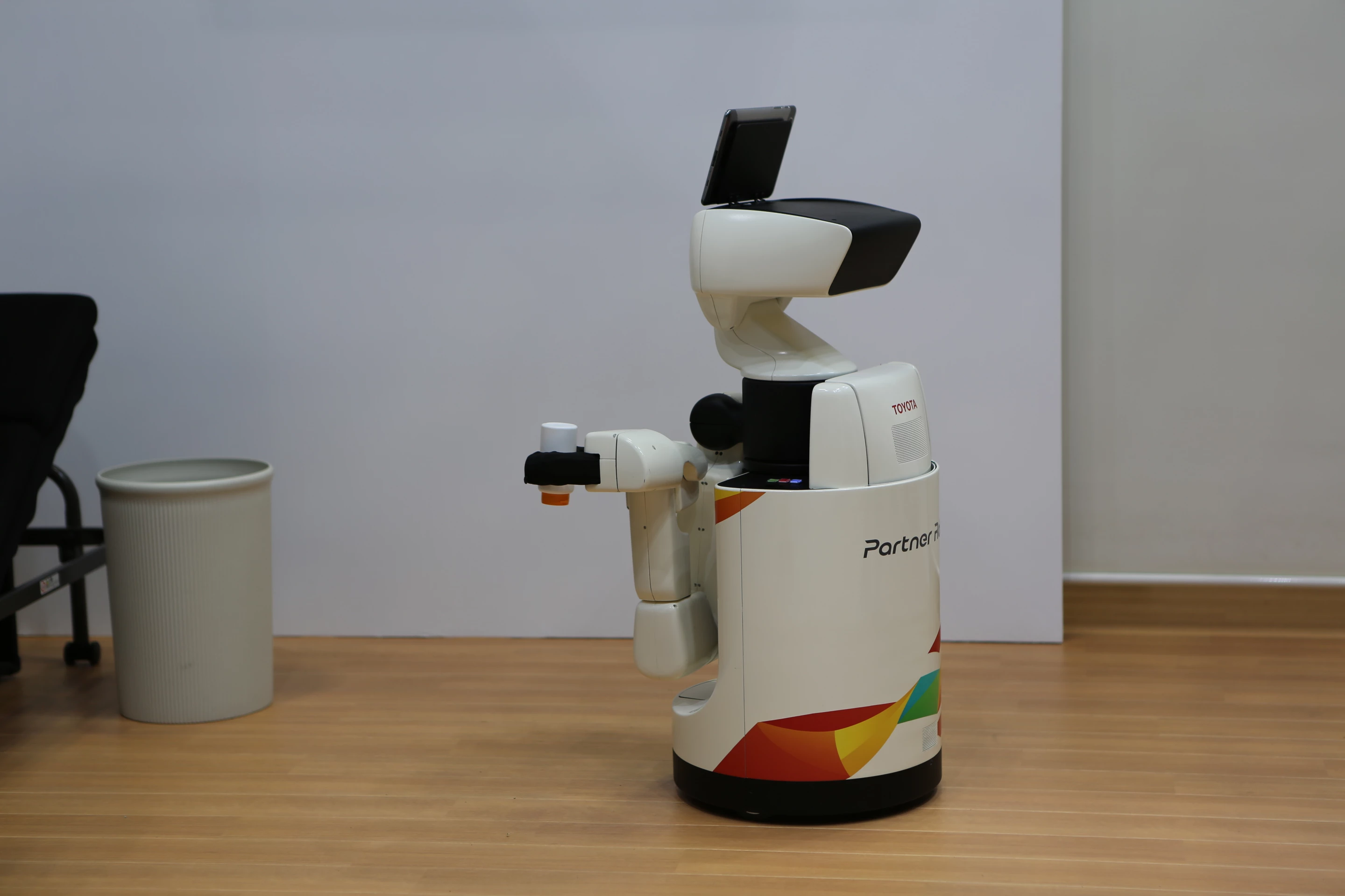 Toyota's Human Support Robot locates a bin (Photo: Mike Hanlon, Gizmag)