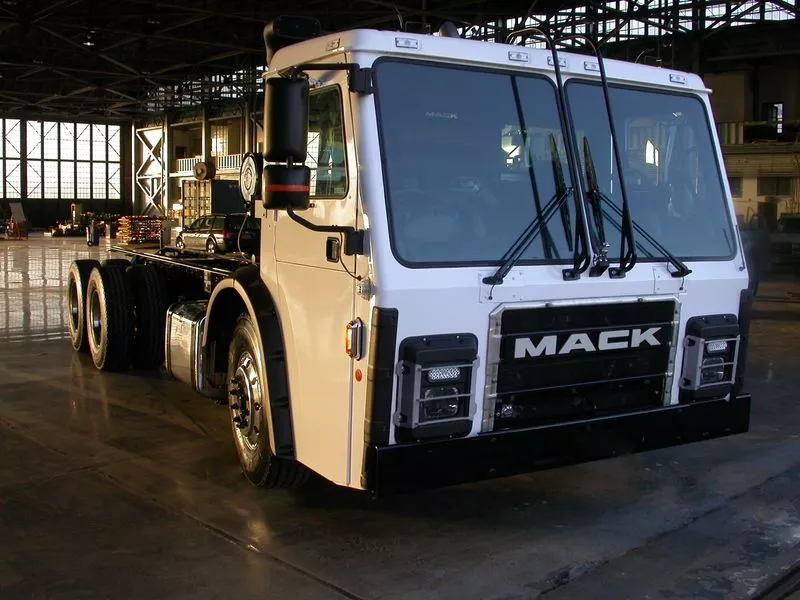 The truck is a Mack LR model refuse collection truck (aka “garbage truck”) chassis that’s been retrofitted with Wrightspeed’s Route 1000 turbine and electric powertrain