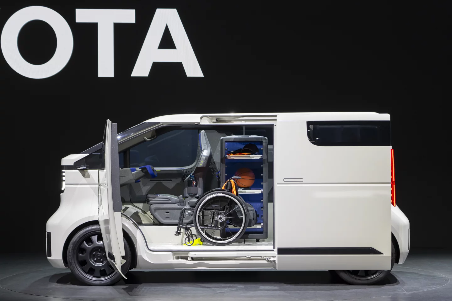 Toyota shows how the Kayoibako can accommodate a wheelchair user and transport goods