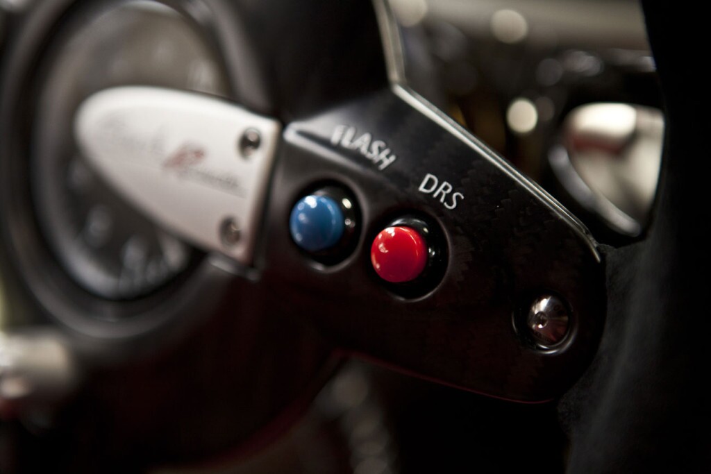 The Revolucion's Drag-Reduction-System (DRS) is activated by a red button mounted on the steering wheel (Photo: Pagani)