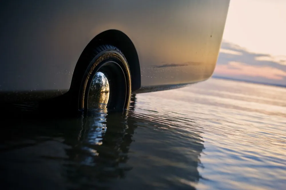 Sealander doesn't require any special license to tow it, neither to sail it in Germany
