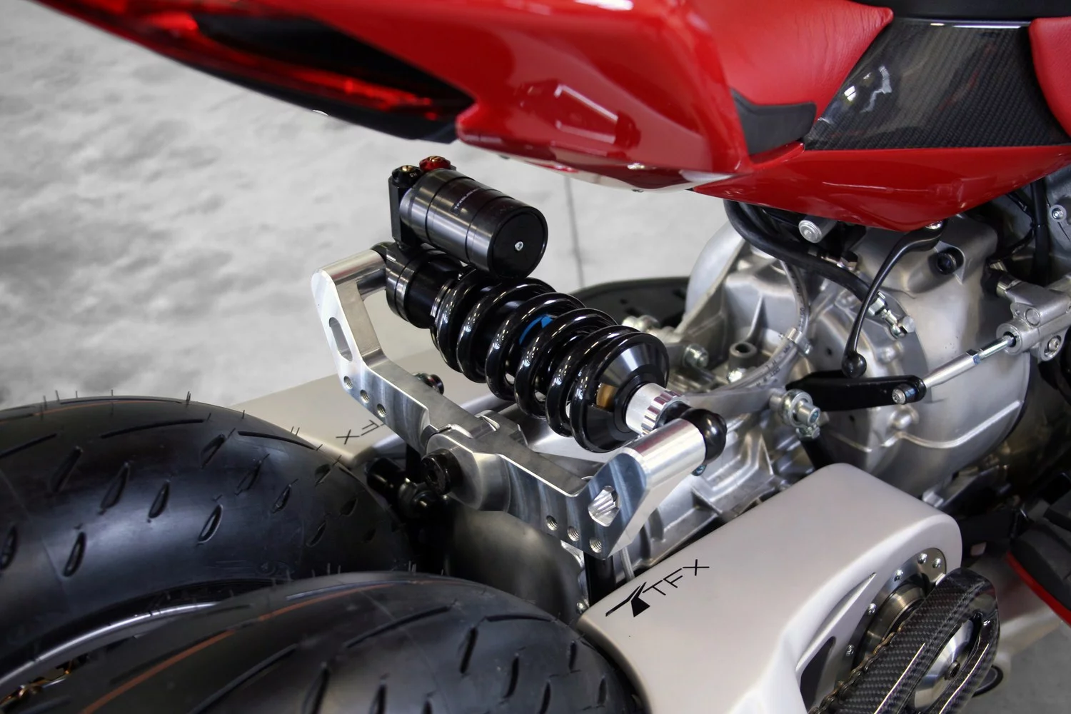Lazareth LM 847: odd rear suspension arrangement seems to damp both regular suspension motion and any motion that would move one wheel inependently of the other - for example, cornering lean angle changes