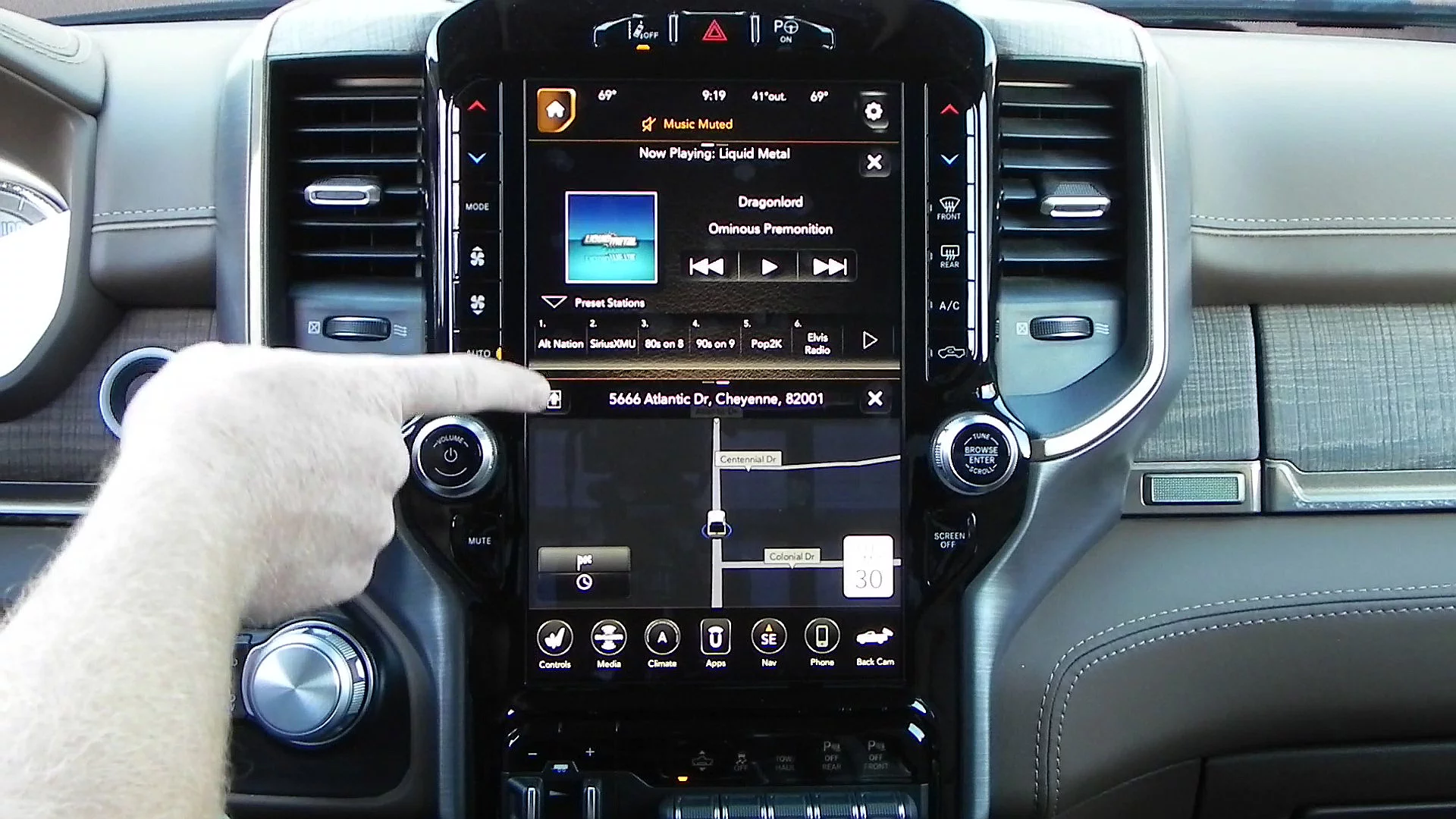 The button where the author's finger points swaps the screens instantly, putting the top to the bottom and the bottom to the top half