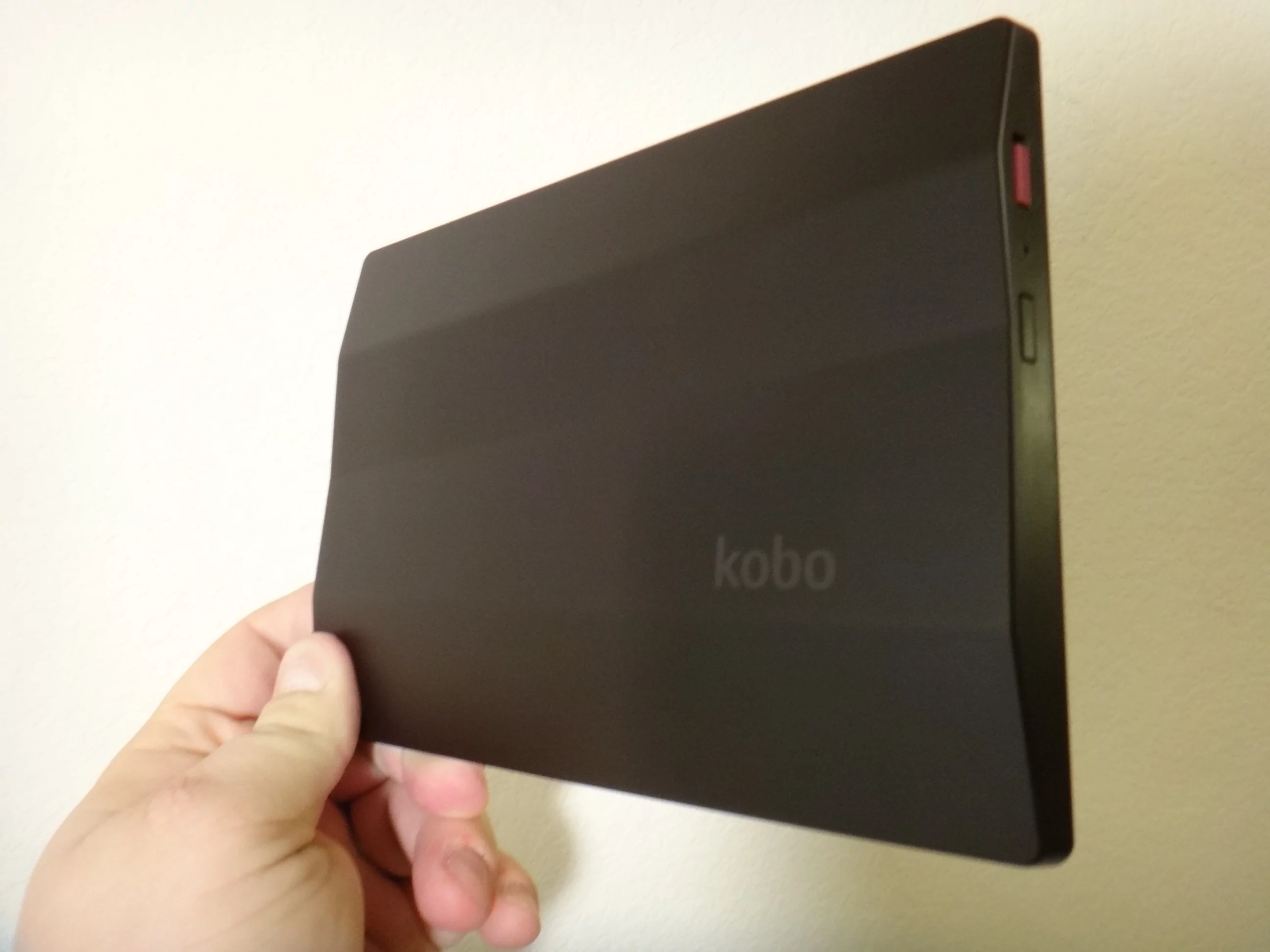 Holding the Kobo Aura HD feels a bit more natural than a typical tablet, thanks in part to the two angled ridges on its back