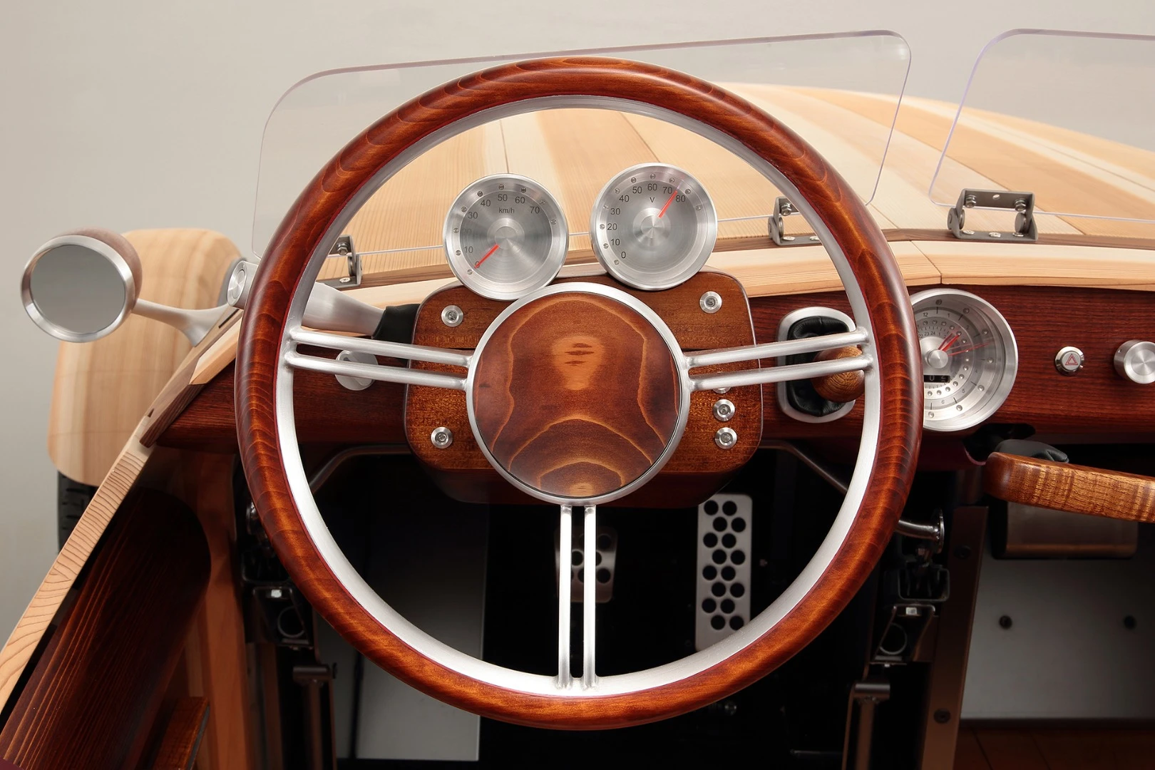 To finish the woods, a wipe-lacquering finish was applied by hand to many of the car’s parts, including mirror housings, body banding lines, and the steering wheel
