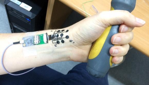 The device is designed to be unobtrusive, meaning wearers can go about their day and forget about it, while the electrode registers strong and steady electrical signals from their muscles