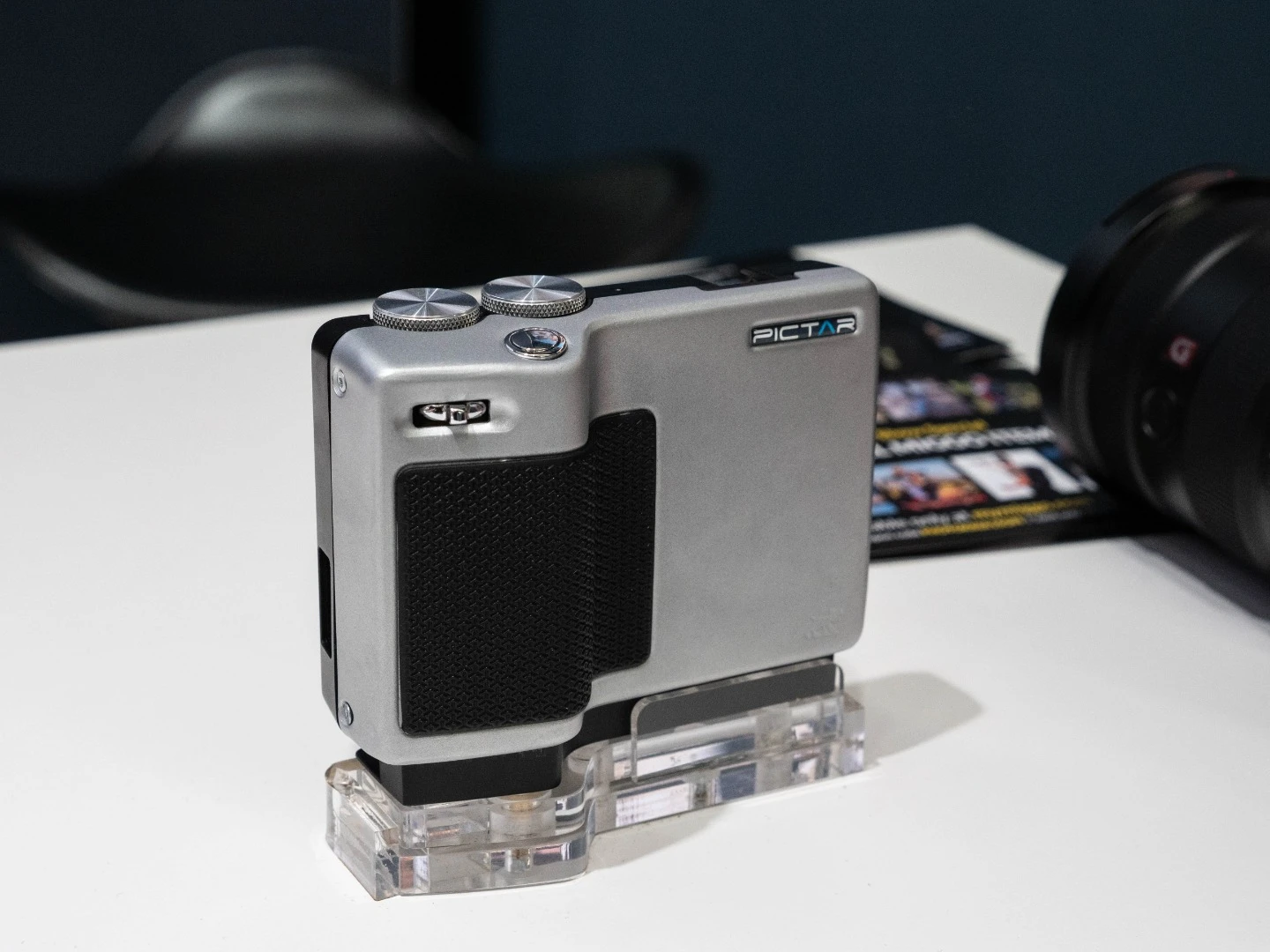 Pictar gives your smartphone shutter buttons and adjustment wheels