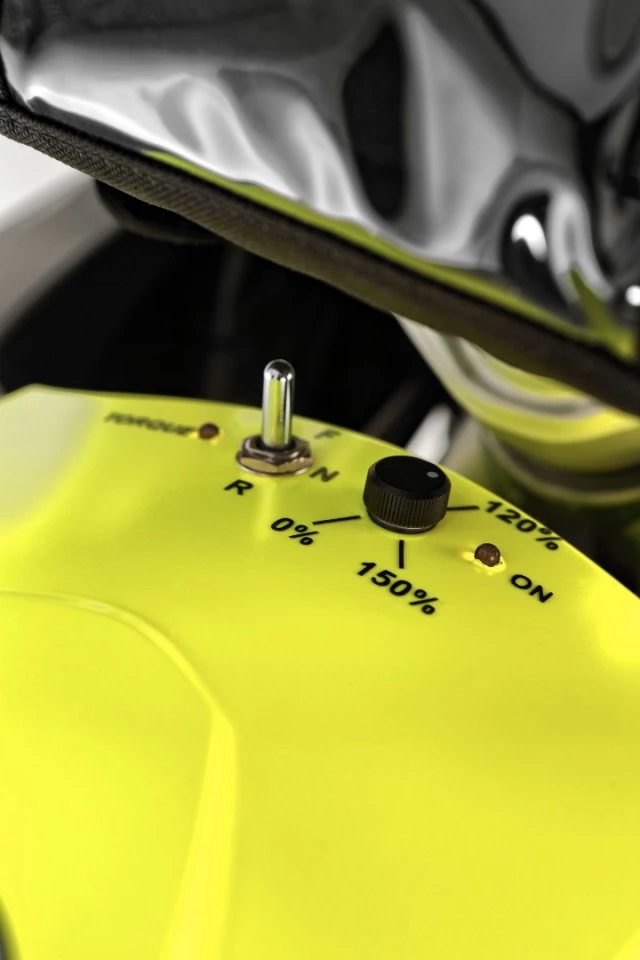 Wunderlich's 2WD BMW R1200GS LC: tank-mounted switches select forward, reverse or neutral drive mode, and also control how much power the front wheel puts out