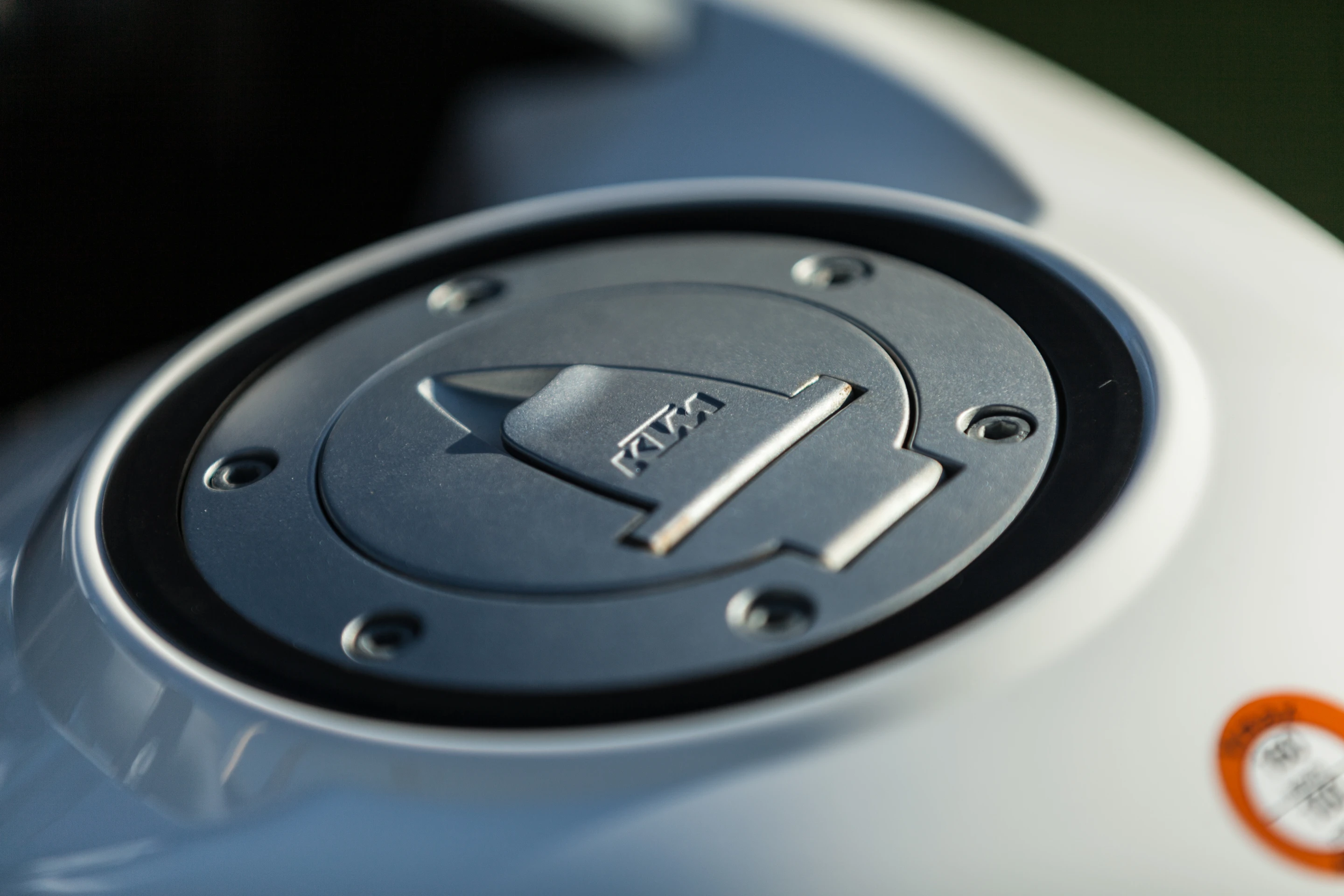 KTM Adventure 1190 R: 23-litre fuel tank gives you close to a massive 500km freeway range (Photo: Gizmag/Loz Blain)