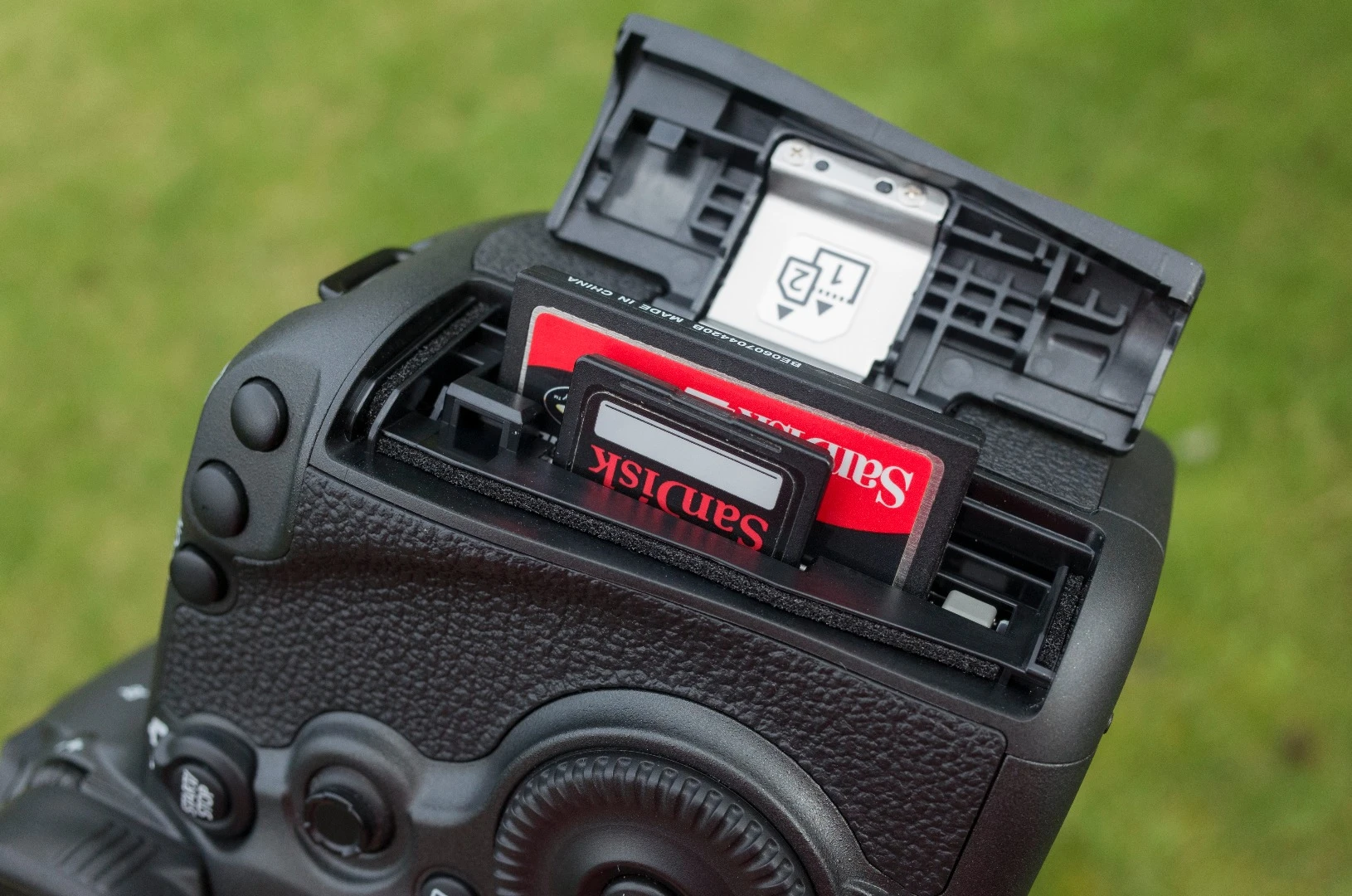The Canon 5Ds has dual memory card slots for a SD and CompactFlash card