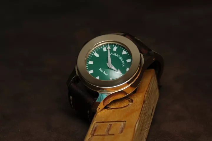 The Triggerfish Bronze A2 wristwatch from Kaventsmann Uhren is tough enough to survive pressures up to 300 bar and even a bomb explosion