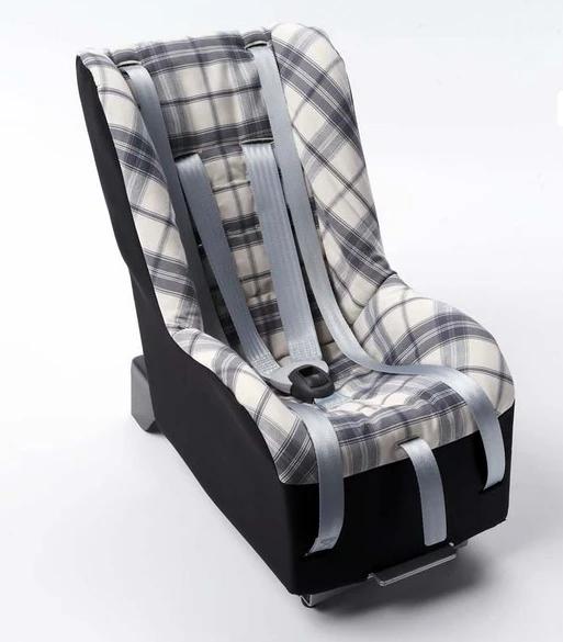 The baby capsule fits alongside the children's seats