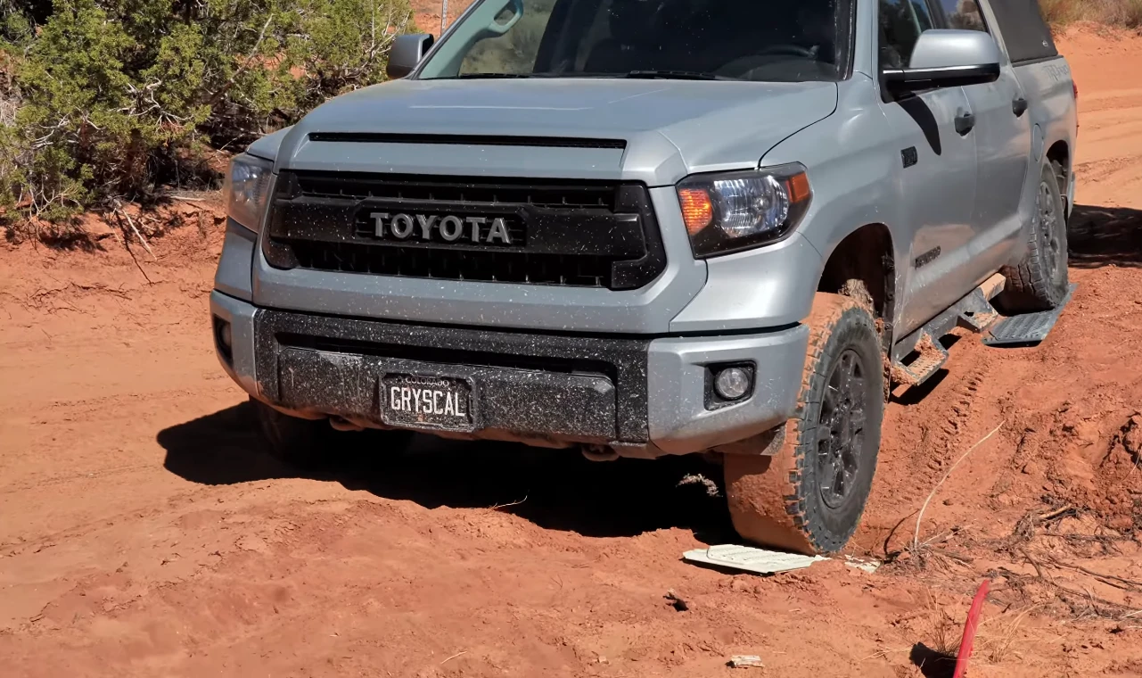 Traction Crate boards get to work on loose, dusty road