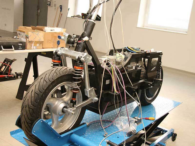The Čezeta Type 506 is built around a conventional tubular frame, unlike the monocoque of the original 1957 design