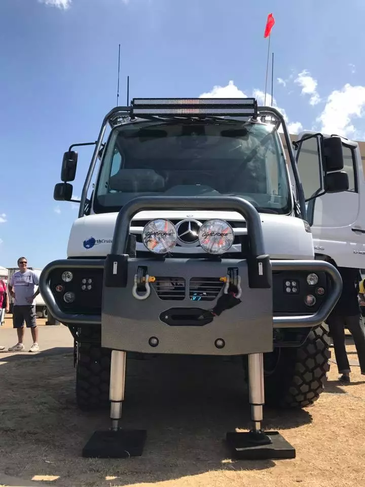 EarthCruiser XPR440 with leveling rams deployed