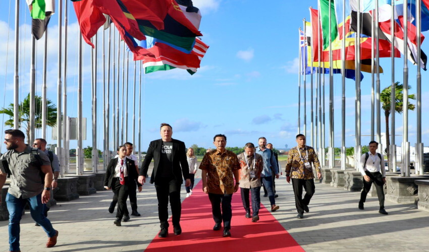 Indonesia's Coordinating Maritime Affairs and Investment Minister Luhut Pandjaitan welcomed SpaceX and Tesla Inc. CEO Elon Musk at I Gusti Ngurah Rai International Airport, Bali, on Sunday, 19 May