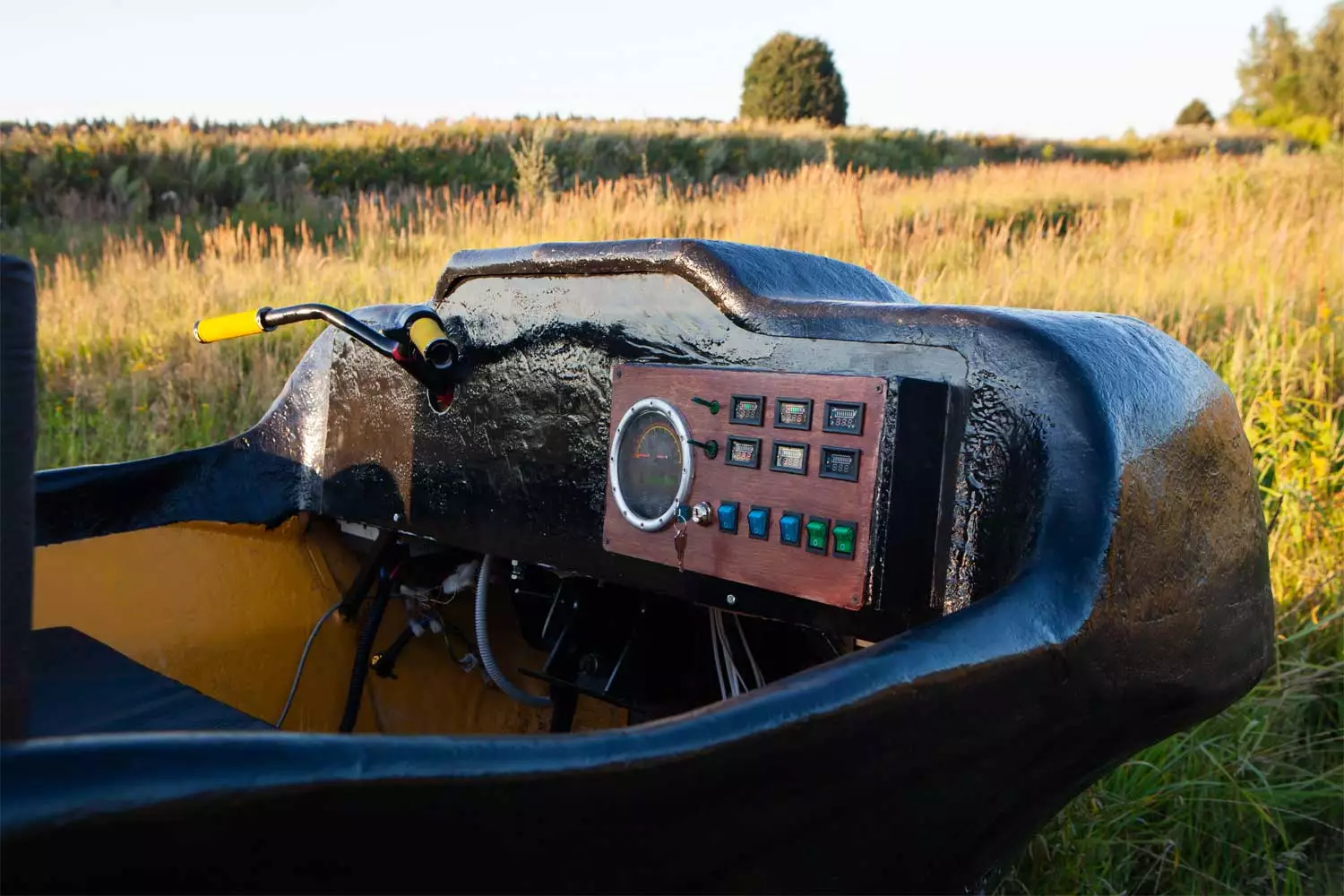 The Green Scout utilizes a motorbike-like handlebar instead of a steering wheel