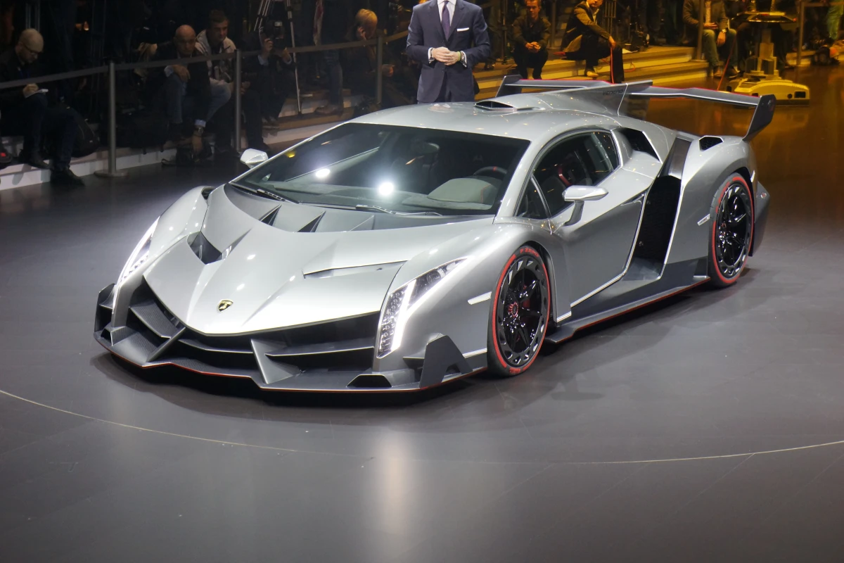 The Veneno is powered by a 750-hp 6.5-liter V12