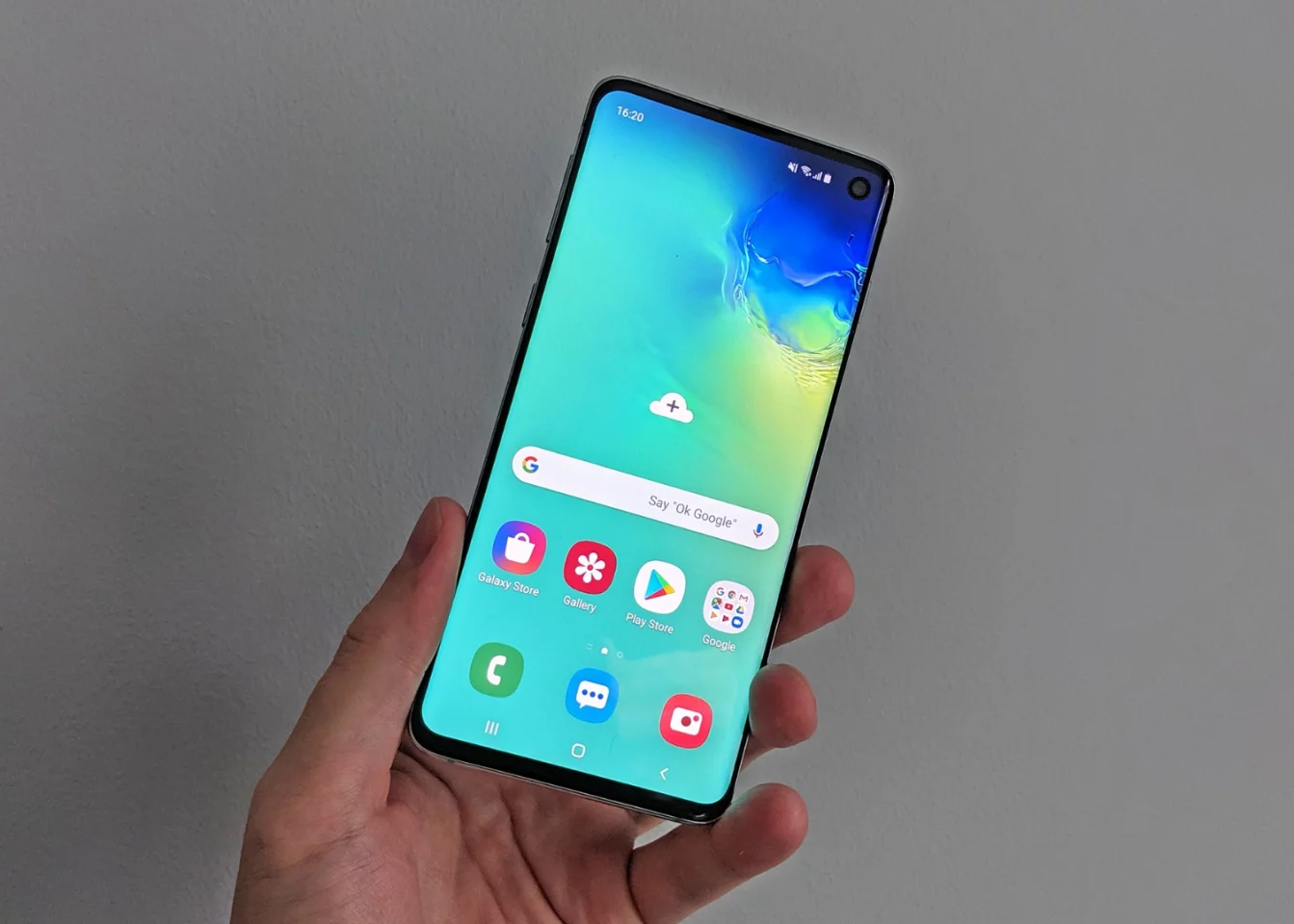 The S10 sports a 6.1-inch, 1,440 x 3,040 pixel screen