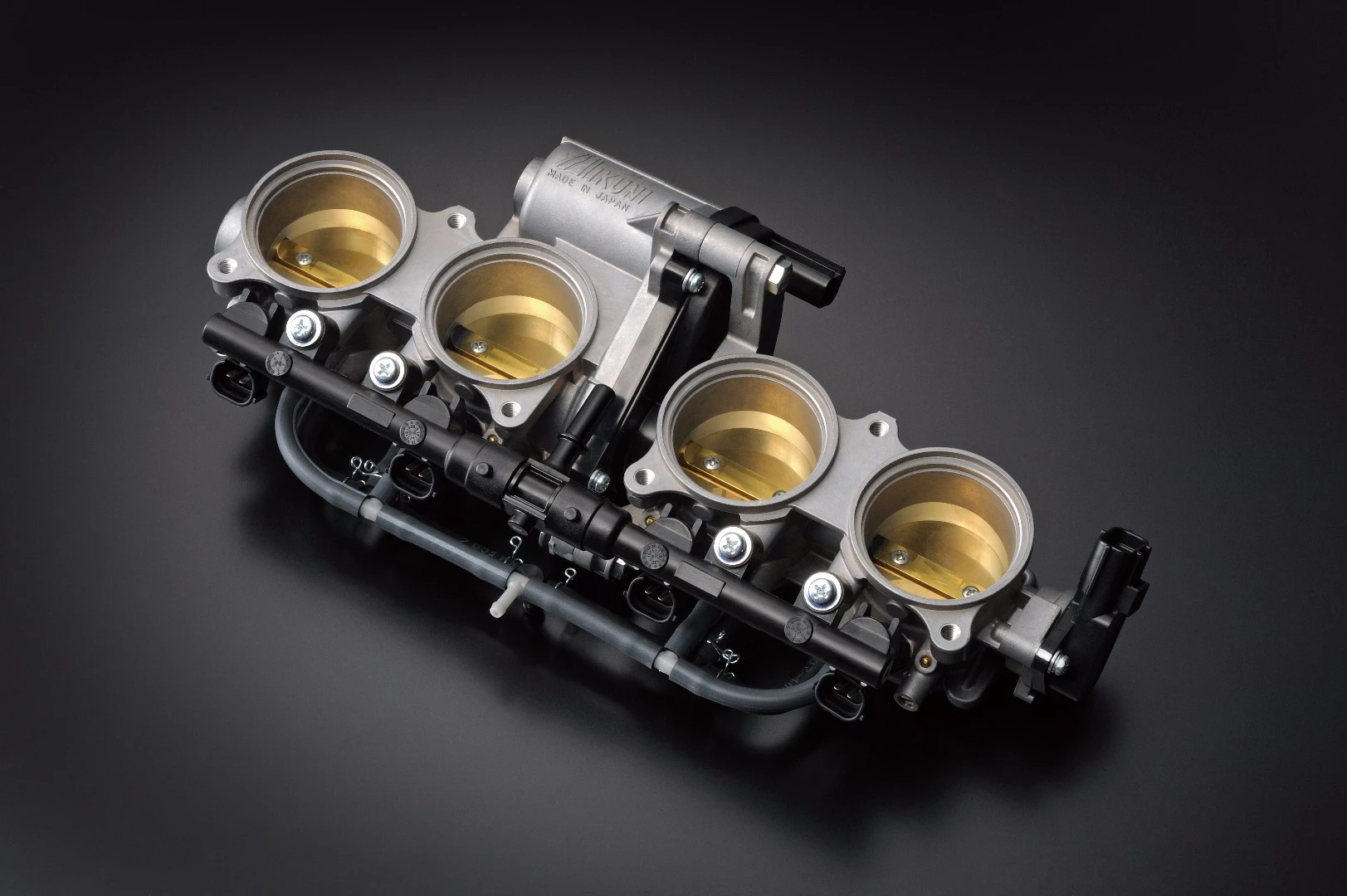 The ride-by-wire throttle valves of the 2017 Suzuki GSX-R1000/R connect only electronically to the rider's right hand