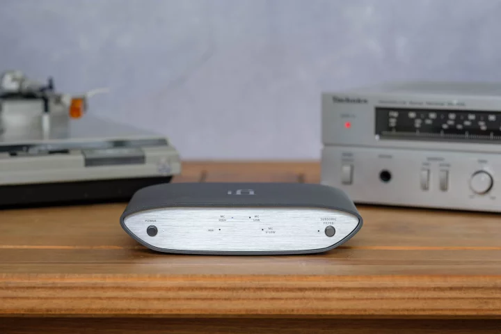 The Zen Phono sits between the turntable and the hi-fi amp, and boosts the signal from the vinyl spinner without adding noise