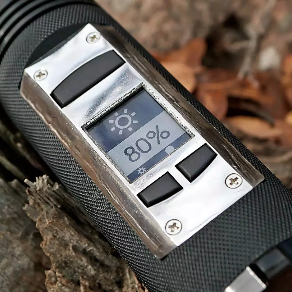 Features of Fogo include a 6,800 mAh backup battery accessed via a USB port, a pedometer, ambient light sensor for adaptive brightness an app-based operating system (OS) and a 128 MB of onboard storage