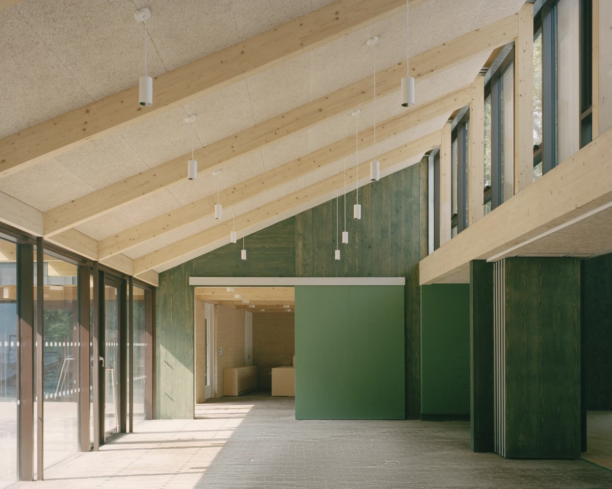Sands End Arts and Community Centre was designed by Mæ Architects and is located in London. The project is a collaborative development comprising several new connected pavilions arranged around the existing disused Clancarty Lodge, a popular landmark that was refurbished as an exhibition space