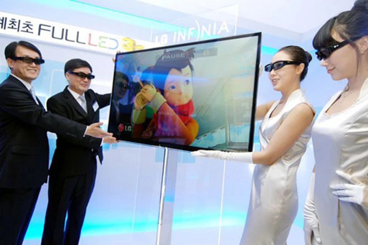 Future's so bright for Senior Vice President and CEO of LG Electronics, Korea, Kyoung-joon Park, and (left) Executive Vice President and head of the LCD division of LG, Havis Kwon, as they show off the new 3D LED LX9500