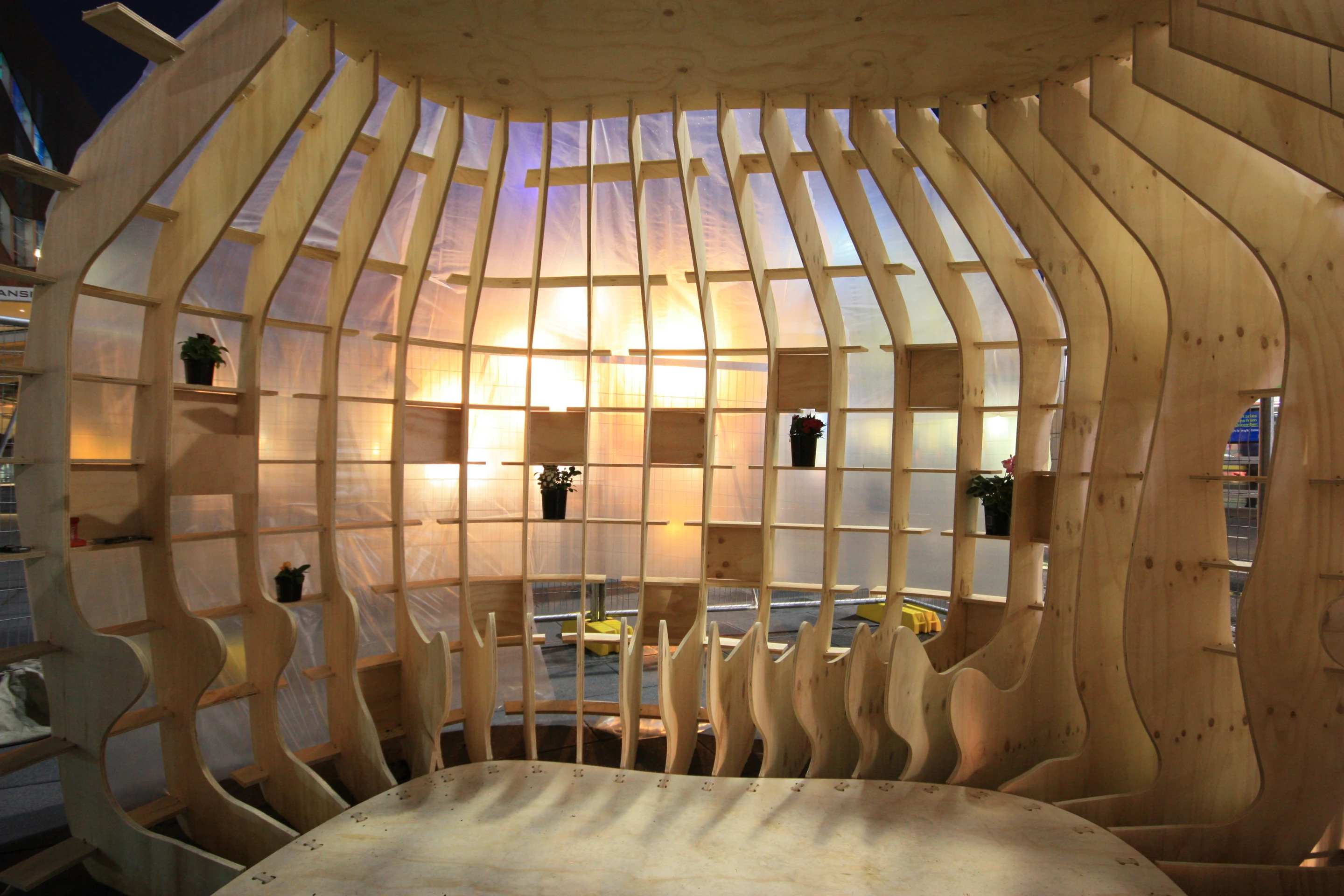 The emergency shelter weighs approximately 480 kg (around half a ton)