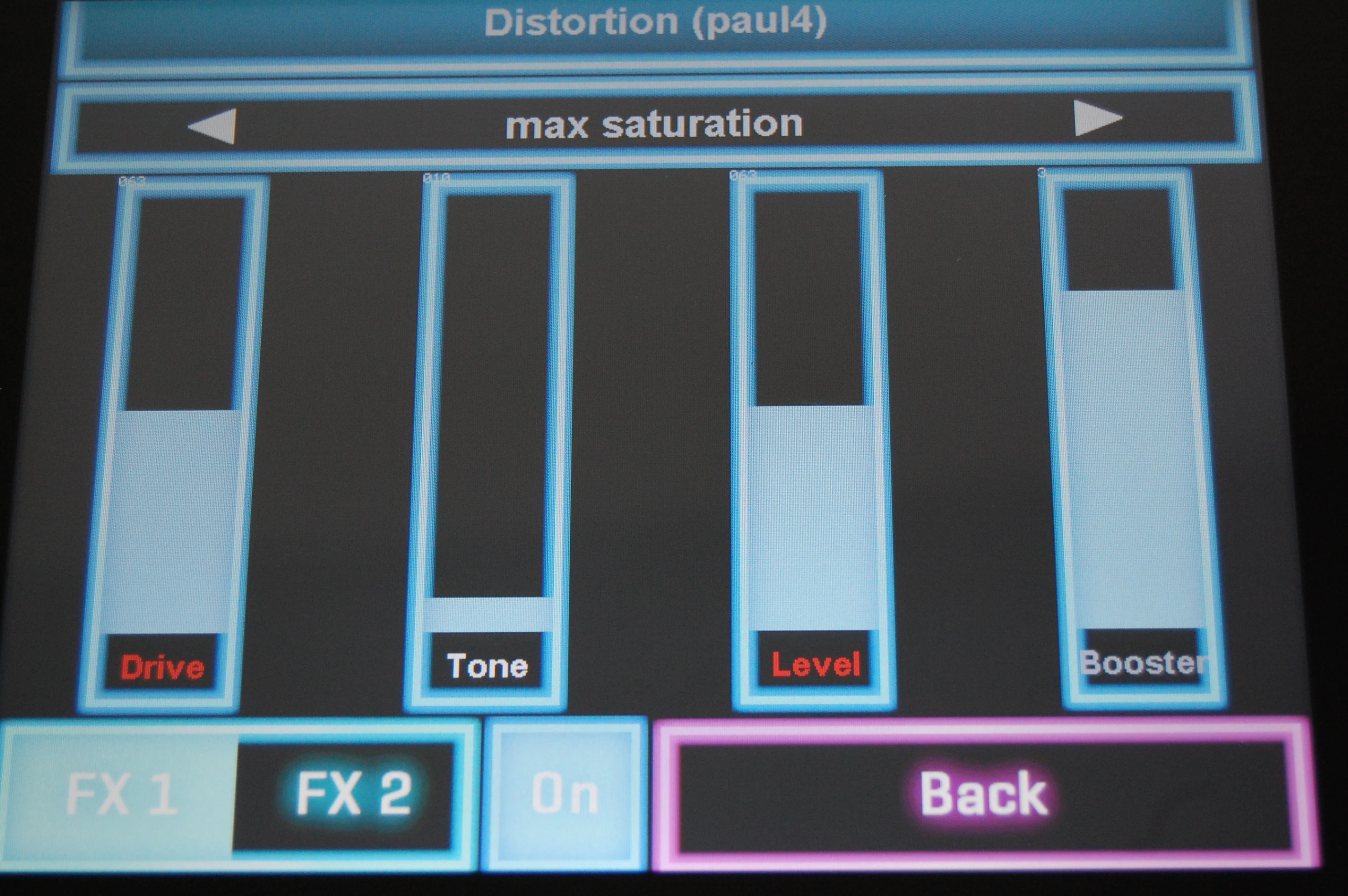 The Kitara has two FX banks
