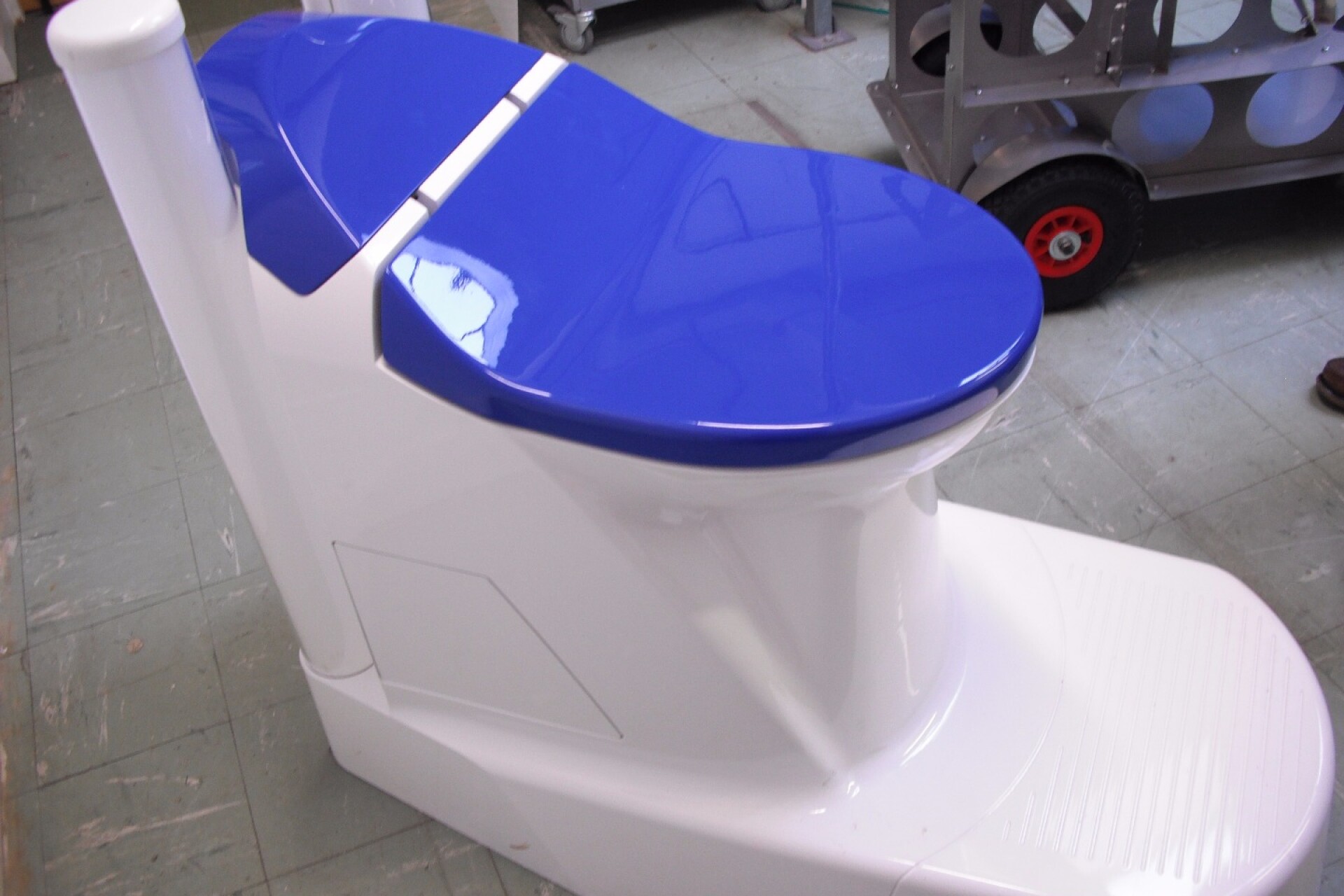 Cheap, waterless toilet that turns waste into clean water and power to
