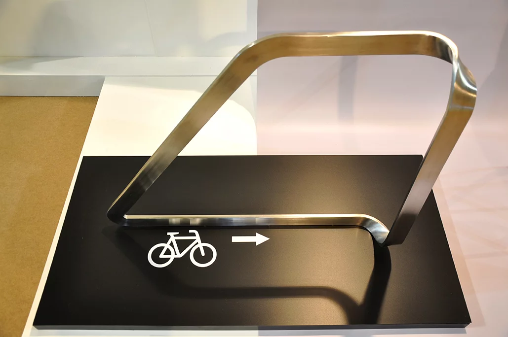 Reinventing the bike stand, from Moscow (Photo: Edoardo Campanale/Gizmag.com)