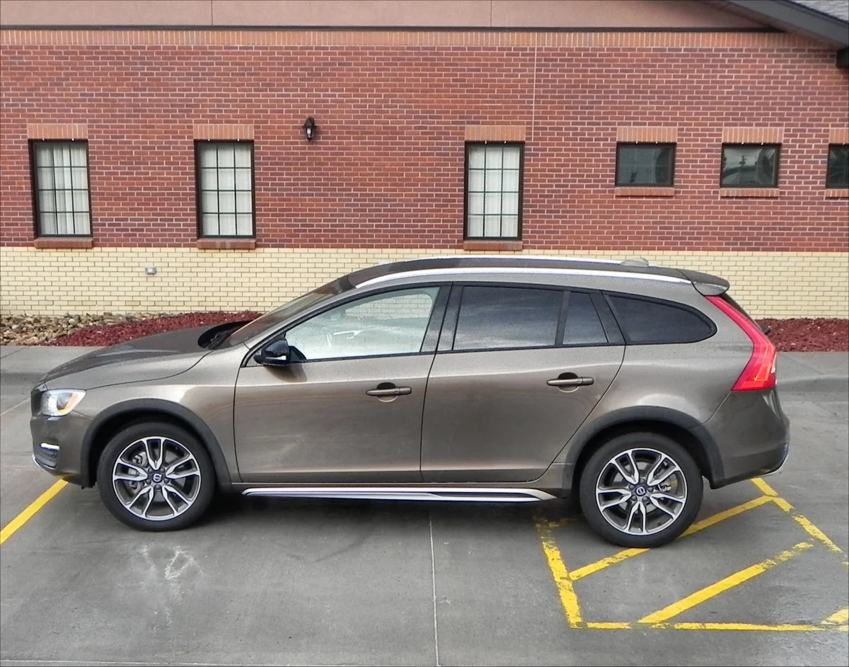 Fuel economy begins at 30 mpg combined (7.8 l/100km) in the S60 and 29 mpg combined (8.1 l/100km) for the V60. Both of our test models were EPA rated at 23 mpg combined (10.2 l/100km)