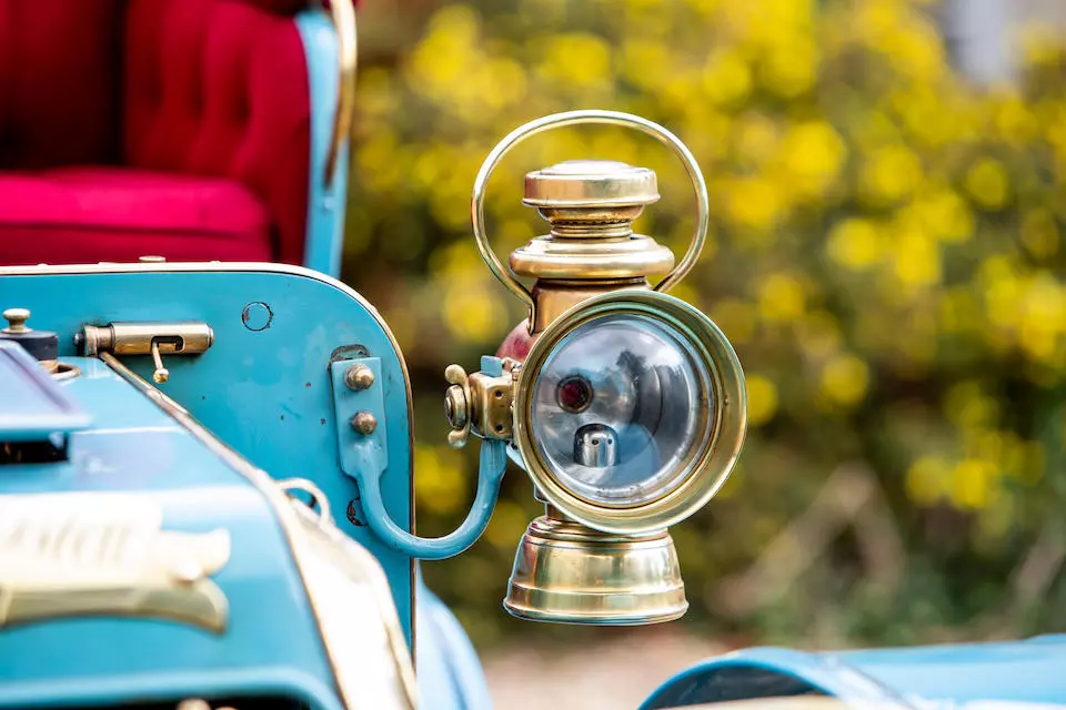 The Panhard 1901 7hp sidelight, left