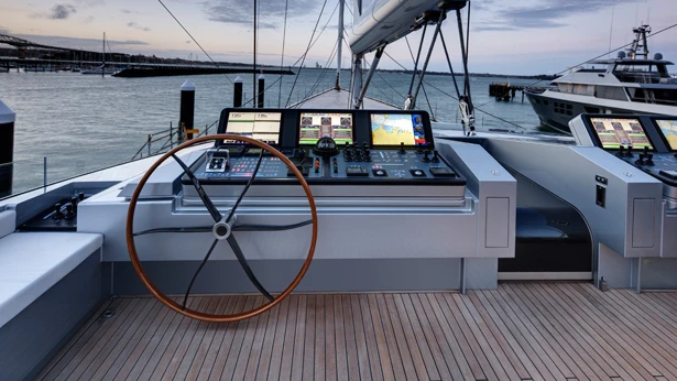 S/Y Vertigo flying bridge