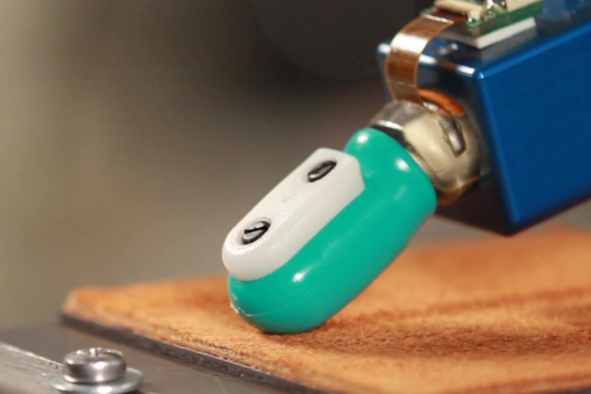 The BioTac sensor can correctly identify a randomly selected material from a a sample of 117 common materials 95 percent of the time