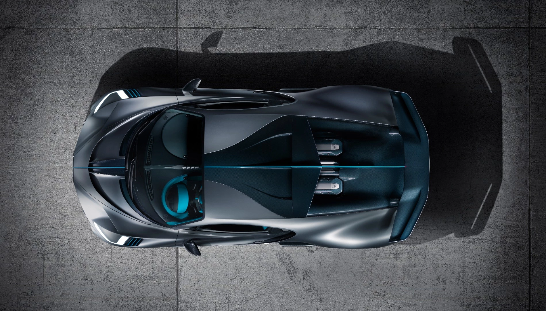 Bugatti Divo: the car is bifurcated with a center stripe, as always