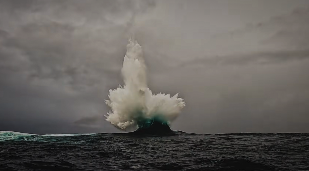 Caught on video: "The wave that shouldn't exist"