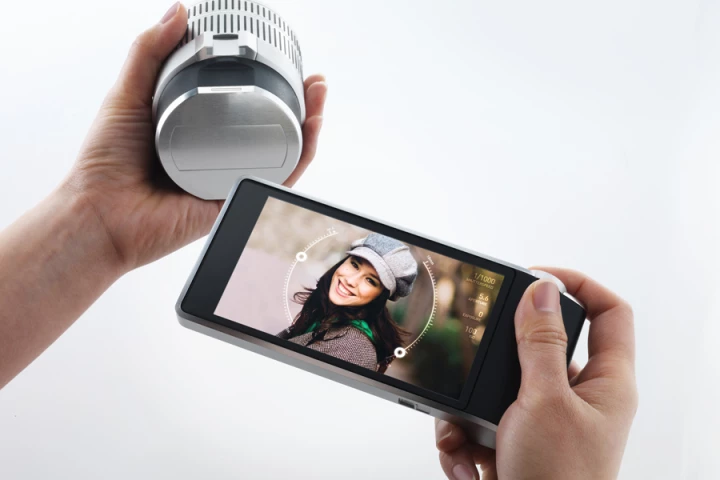 The touchscreen display and lens can communicate independent of the outer frame