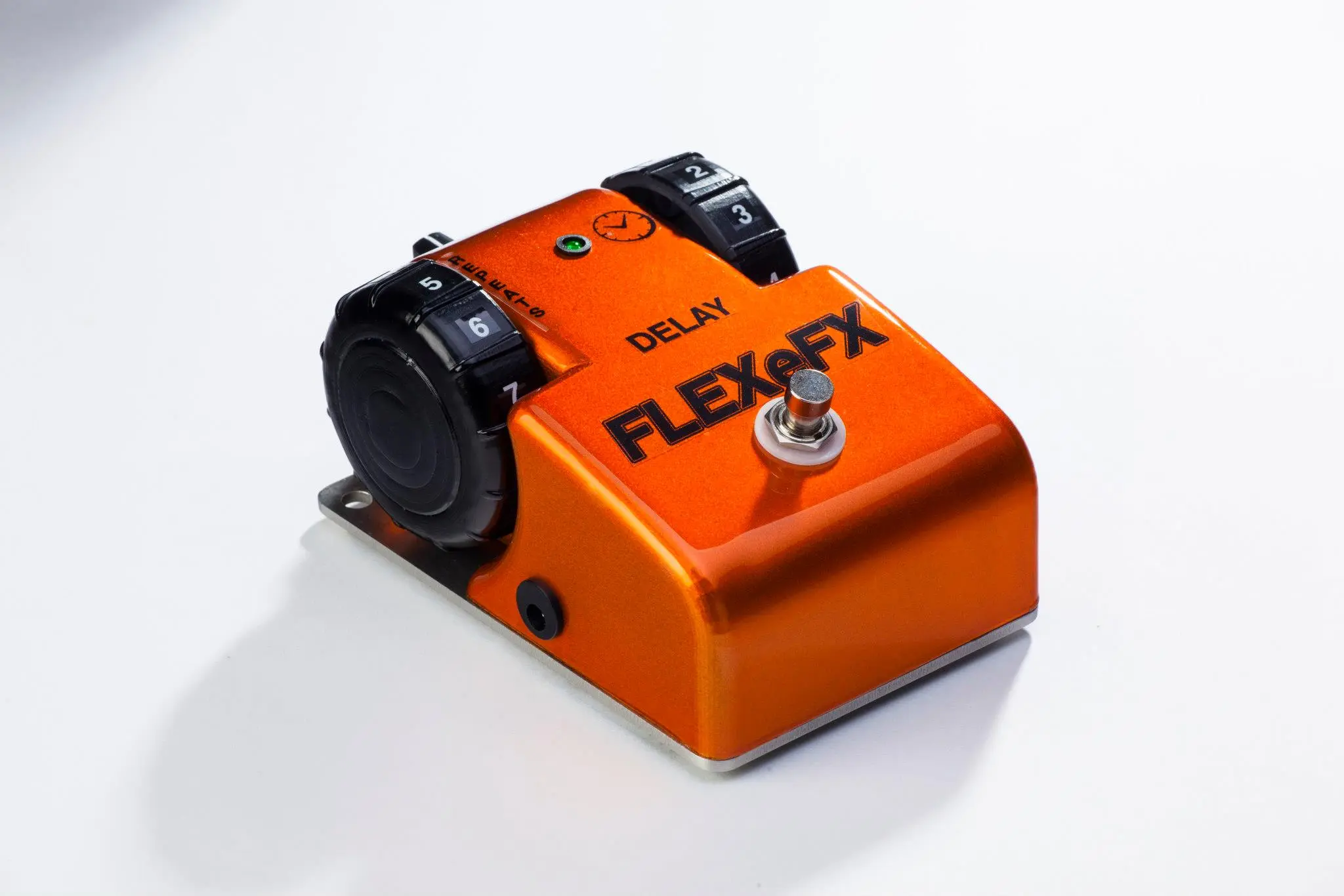 The Analog Delay has 600 milliseconds of delay time, a tap-tempo switch, feedback on the left wheel and mix capabilities on the right
