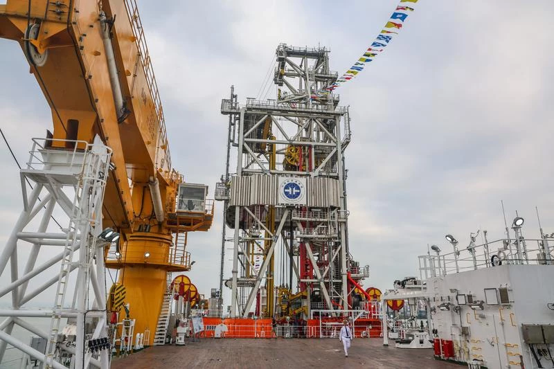 The drill rig on the Meng Xiang