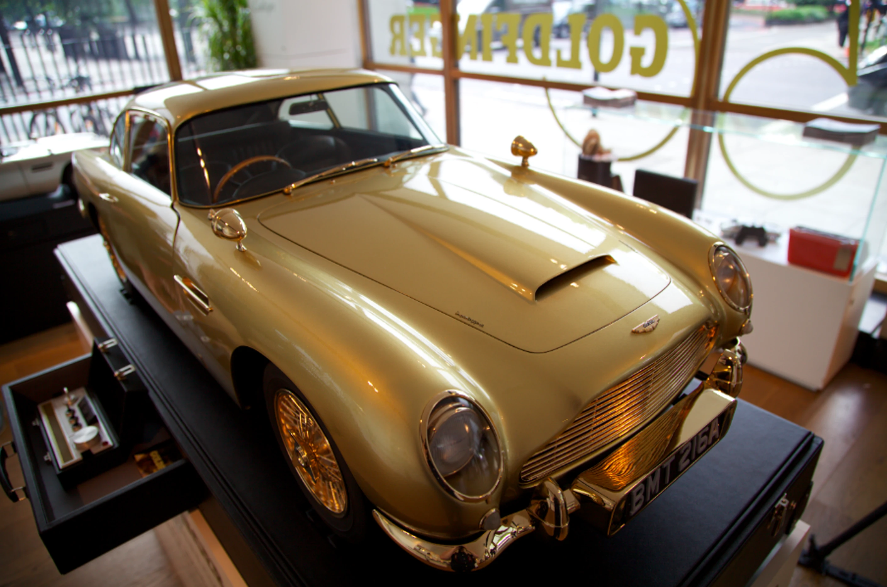 The replica DB5 has machine guns (Image: Aston Martin)