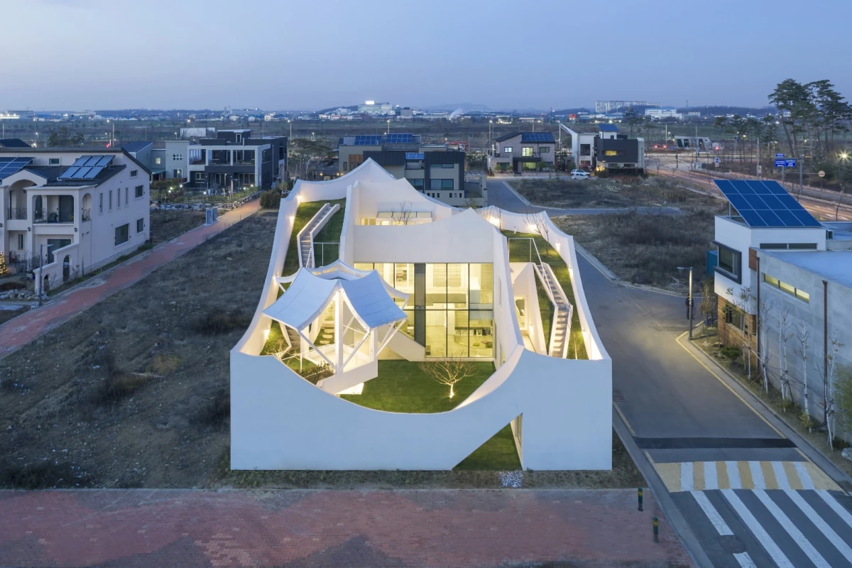 The design of the Flying House is inspired by winged flight