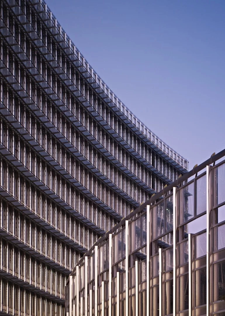The Burj Khalifa features a novel design which, according to SOM, "confuses" the wind and prevents wind vortexes from becoming dangerously powerful