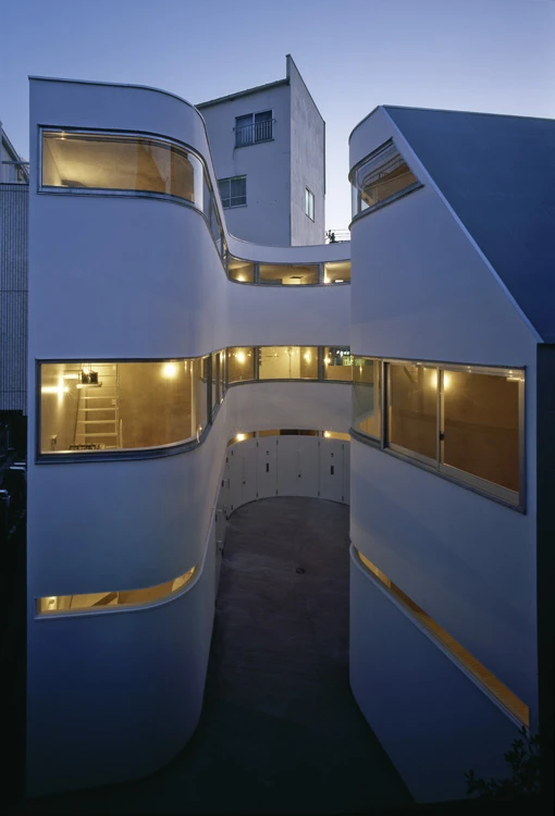 Because the exterior facade walls are not load-bearing, the architects were free to maximize its thermal properties, and include continuous strips of glazing running the entire length of the building