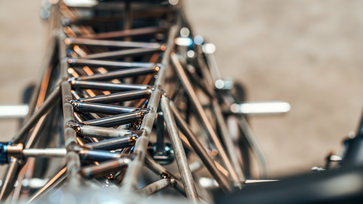 The tubular lattice frame comprises no less than 134 9mm titanium rods