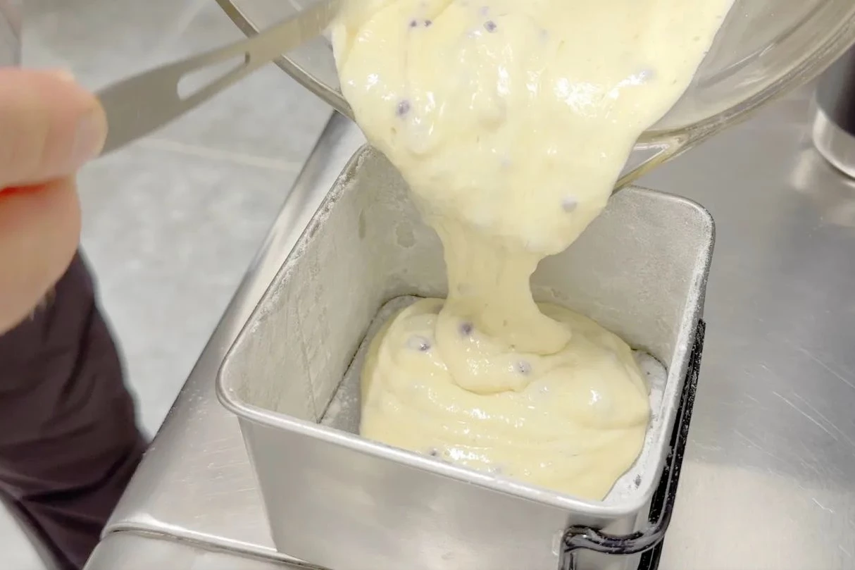 With its optional cooking stone, the Box-Pot can be used for baking
