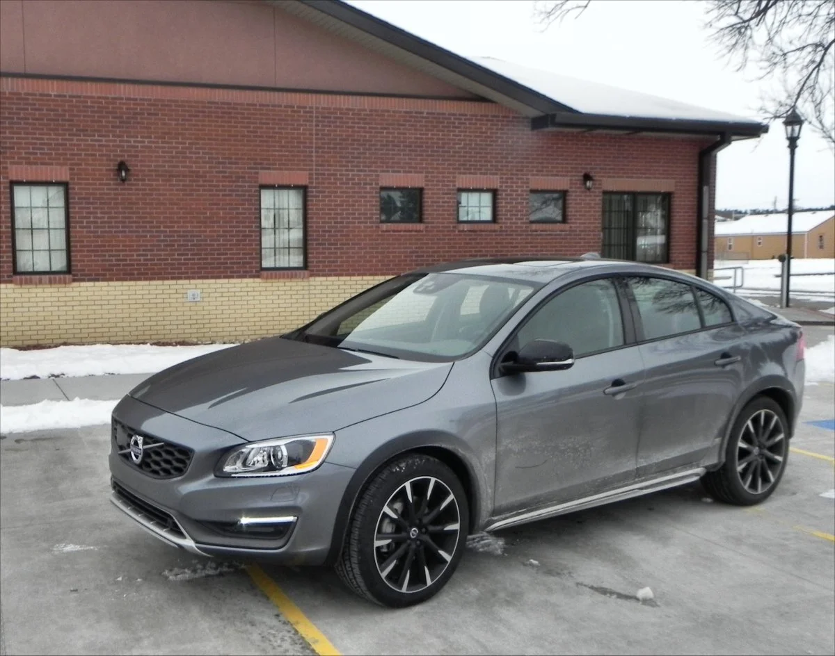 Gizmag drove the 2016 Volvo S60 T5 AWD and the V60 T5 AWD, both in the “Cross Country” package with the Platinum accessories addition