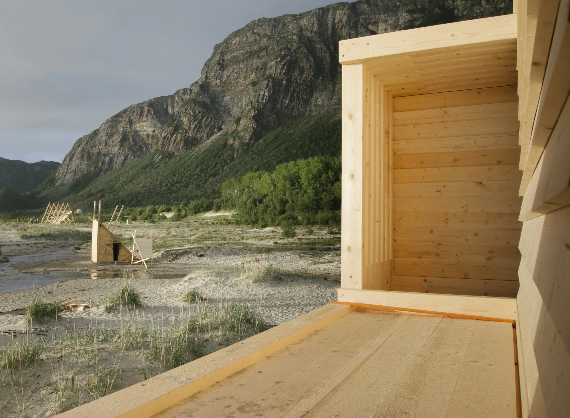 The structure comprises two different sized boxes, measuring 2.40 x 1.20 x 0.8 m (7.9 x 4 x 2.6 ft) and 3.2 x 1.2 x 0.8 m (10.5 x 4 x 2.6 ft), respectively (Photo: Piotr Paczkowski)