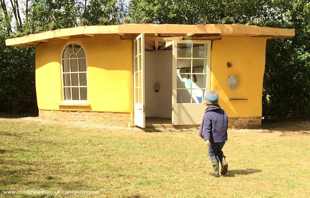 The Cob Shed was built by Charlotte Eve and Kate Edwards and their 3 year-old son, plus a little help from over 200 people from around the world